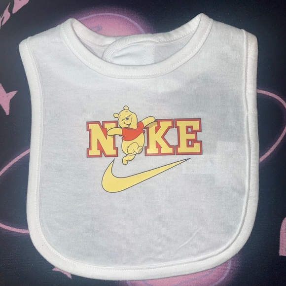 WINNIE THE POOH NIKE BABY BIB - Picture 1 of 1